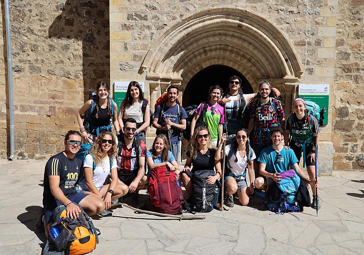 Grupo de jóvenes peregrinos junto a la Puerta del Perdón a su llegada a Santo Toribio.