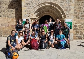 Grupo de jóvenes peregrinos junto a la Puerta del Perdón a su llegada a Santo Toribio.