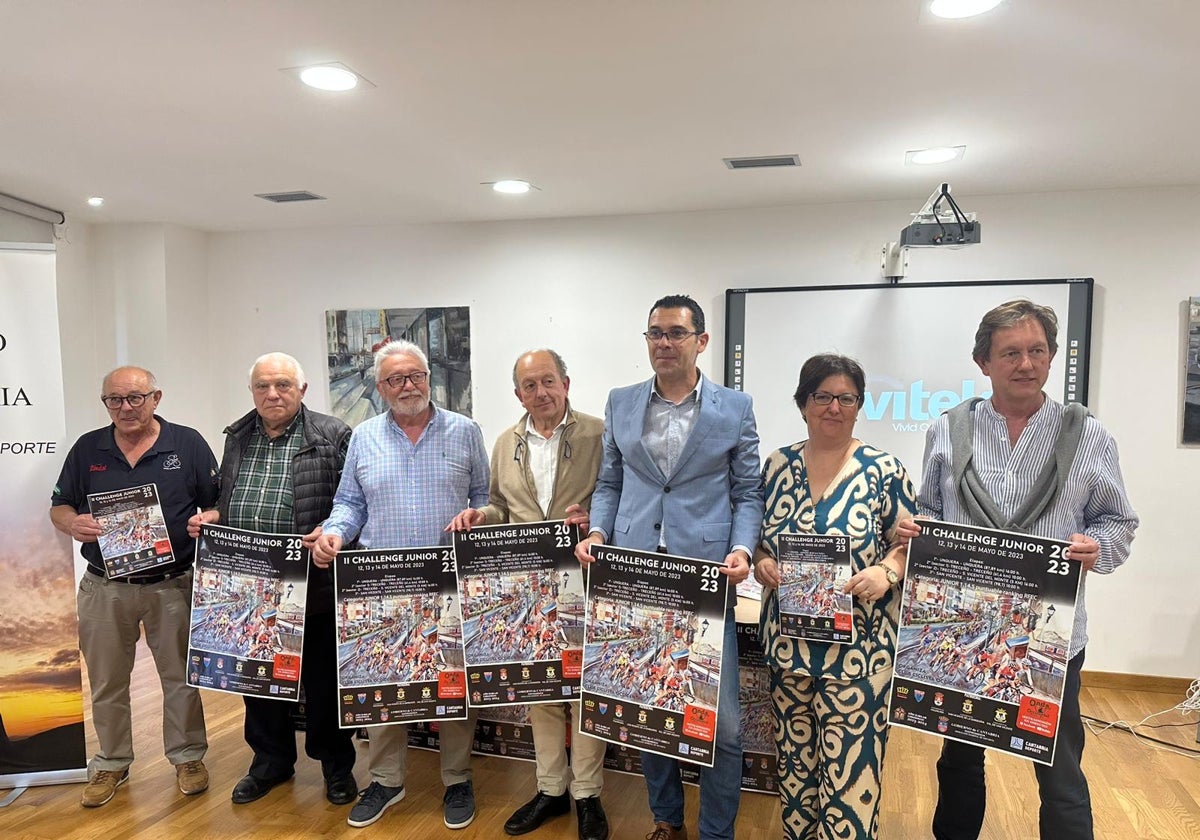 Autoridades, organizadores y patrocinadores en la presentación de la prueba.