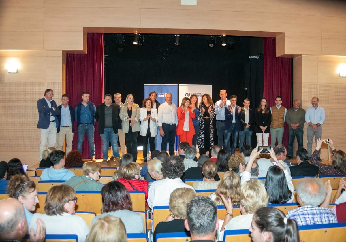 Buruaga con los candidatos a las alcaldías del occidente de Cantabria y al Ayuntamiento de San Vicente de la Barquera.