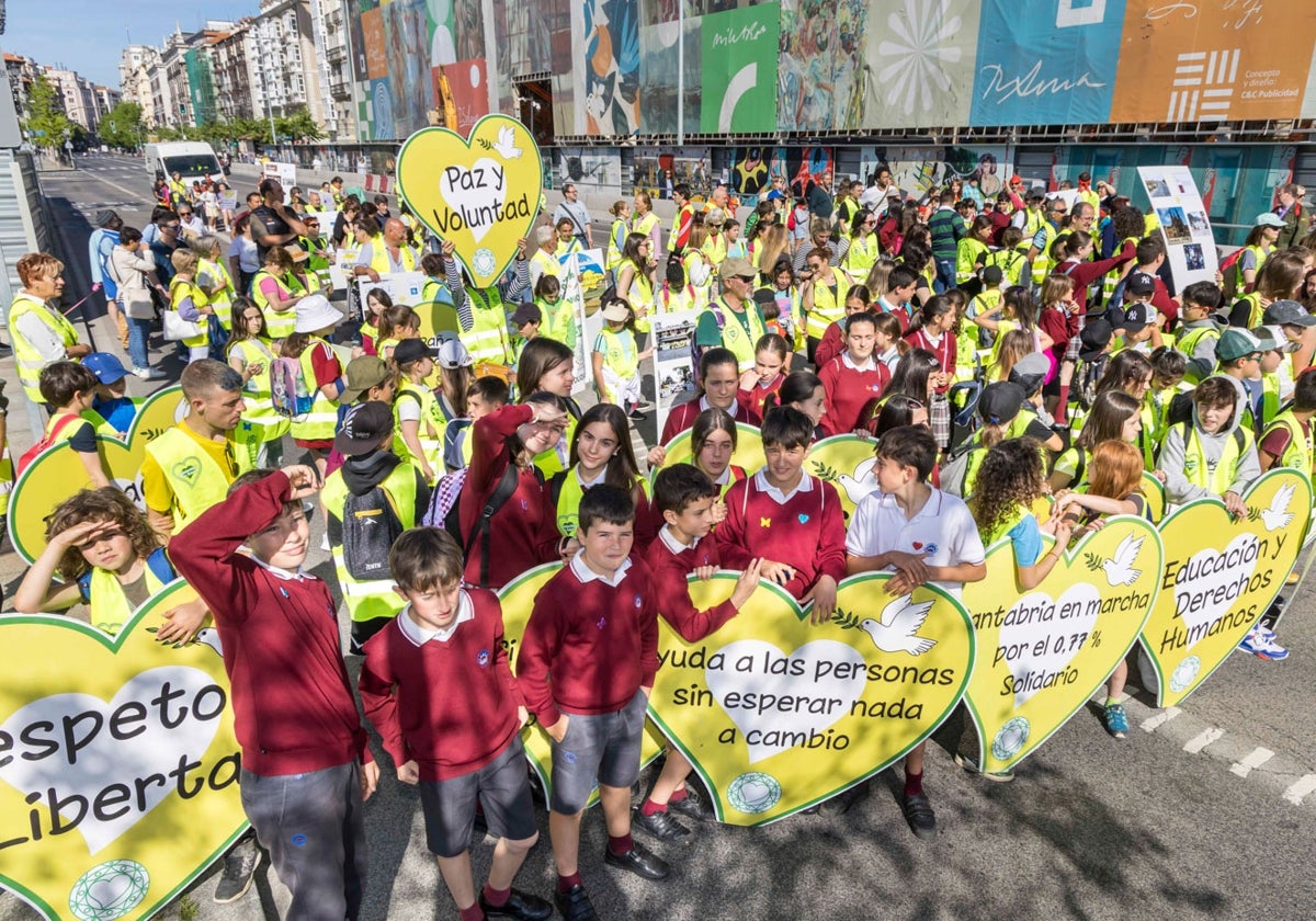 La Marcha Solidaria del 0,77% llega al Parlamento