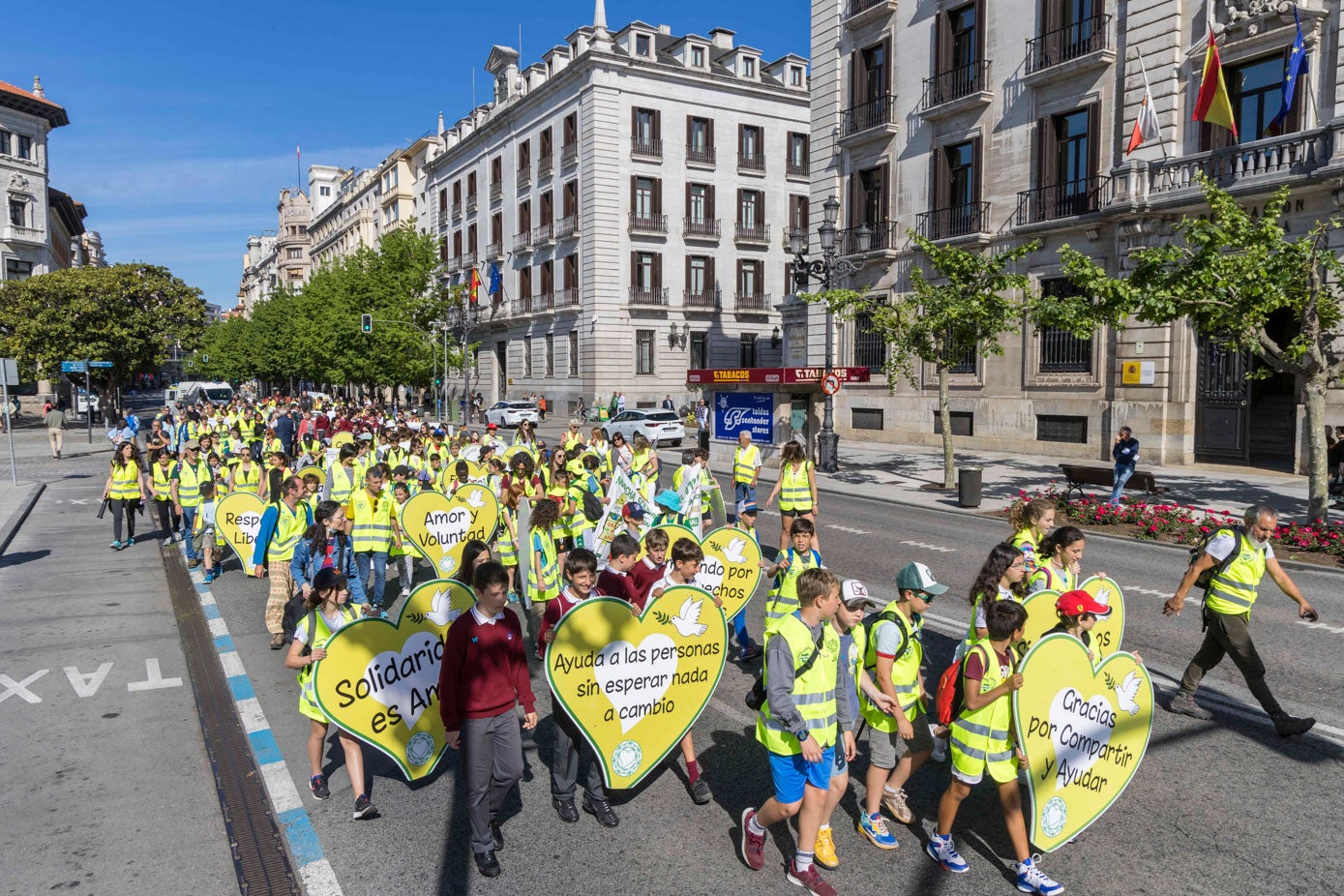 Los manifestantes reclamaban el 0,77% solidario y recaudan alimentos que reparten entre las entidades sociales de la región.