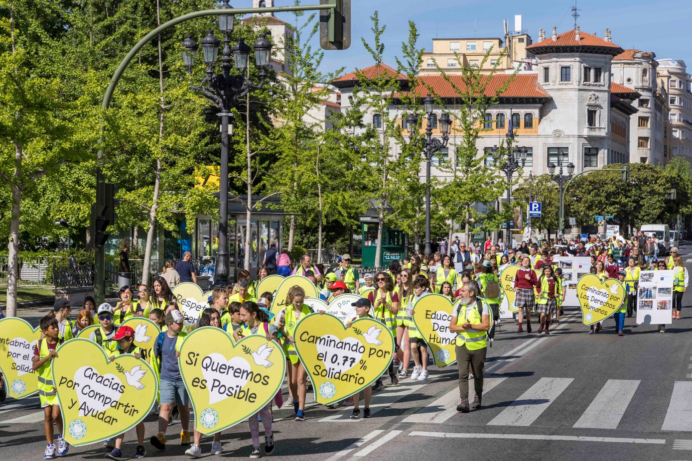 La marcha avanzaba en paralelo a los Jardines de Pereda hacia el Parlamento.