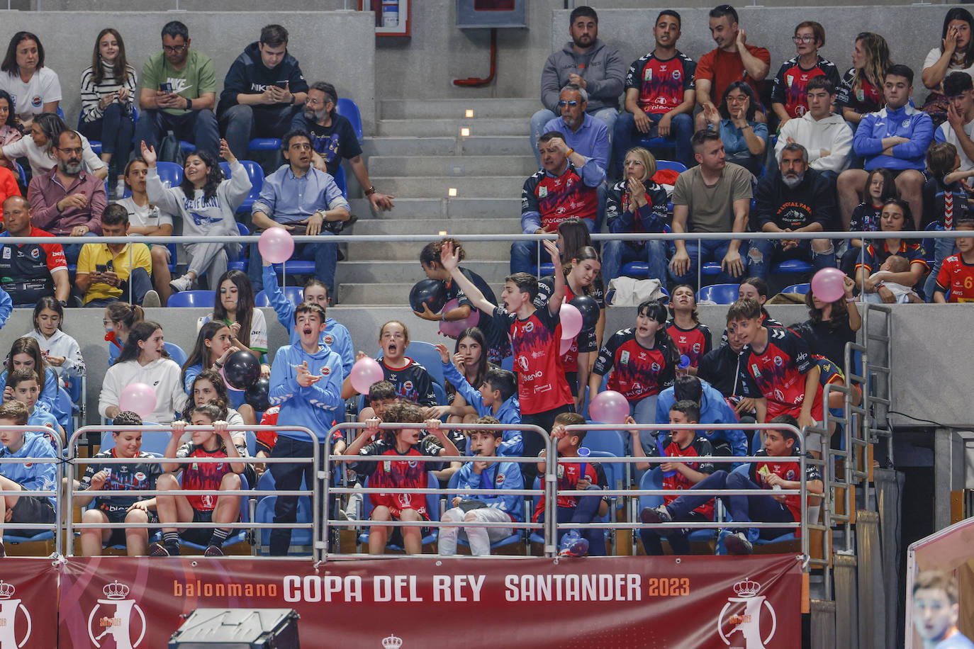Los aficionados del Blendio animan a su equipo durante el encuentro ante los pucelanos.