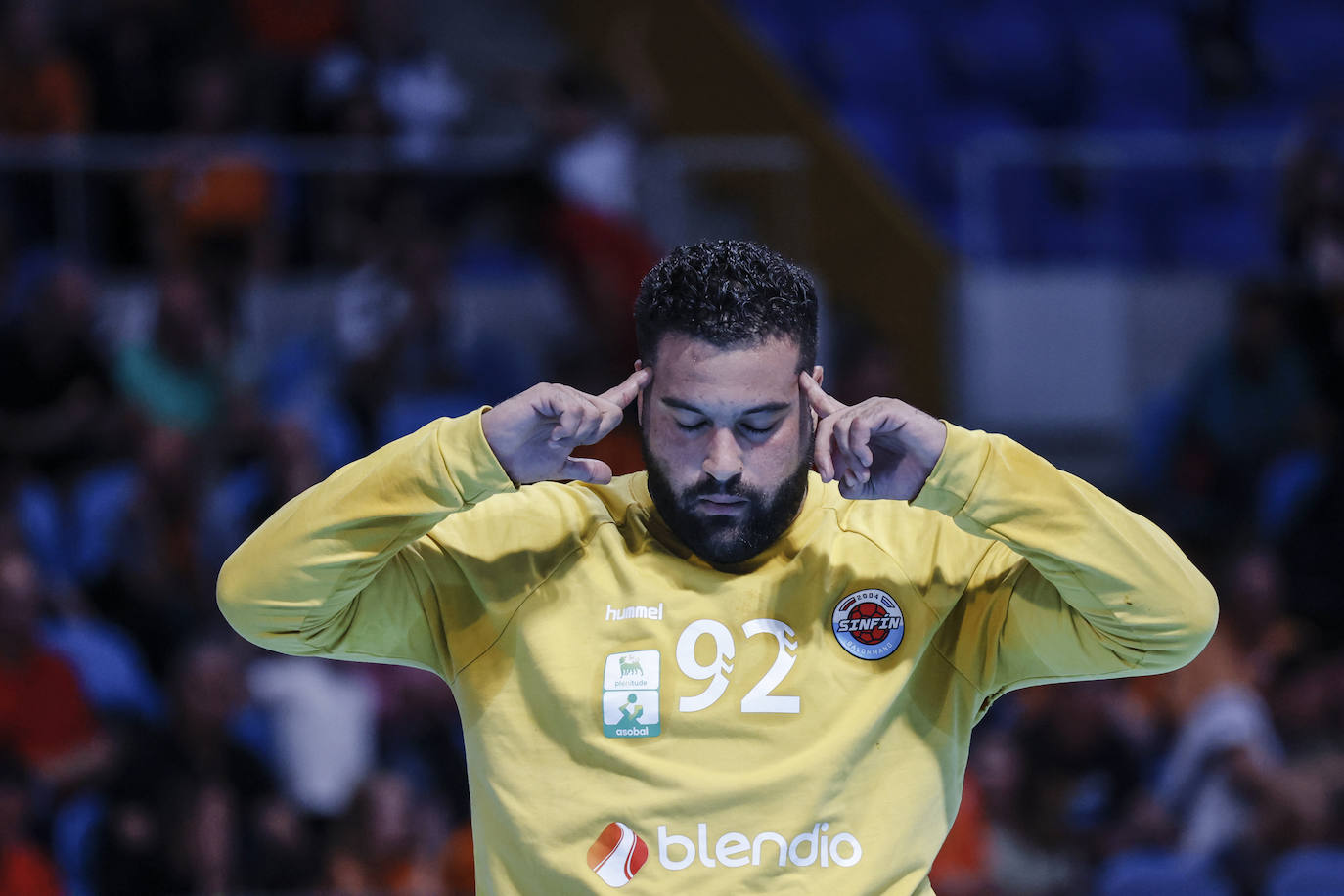 Mohamed Aly trata de concentrarse durante el choque de cuartos de final.
