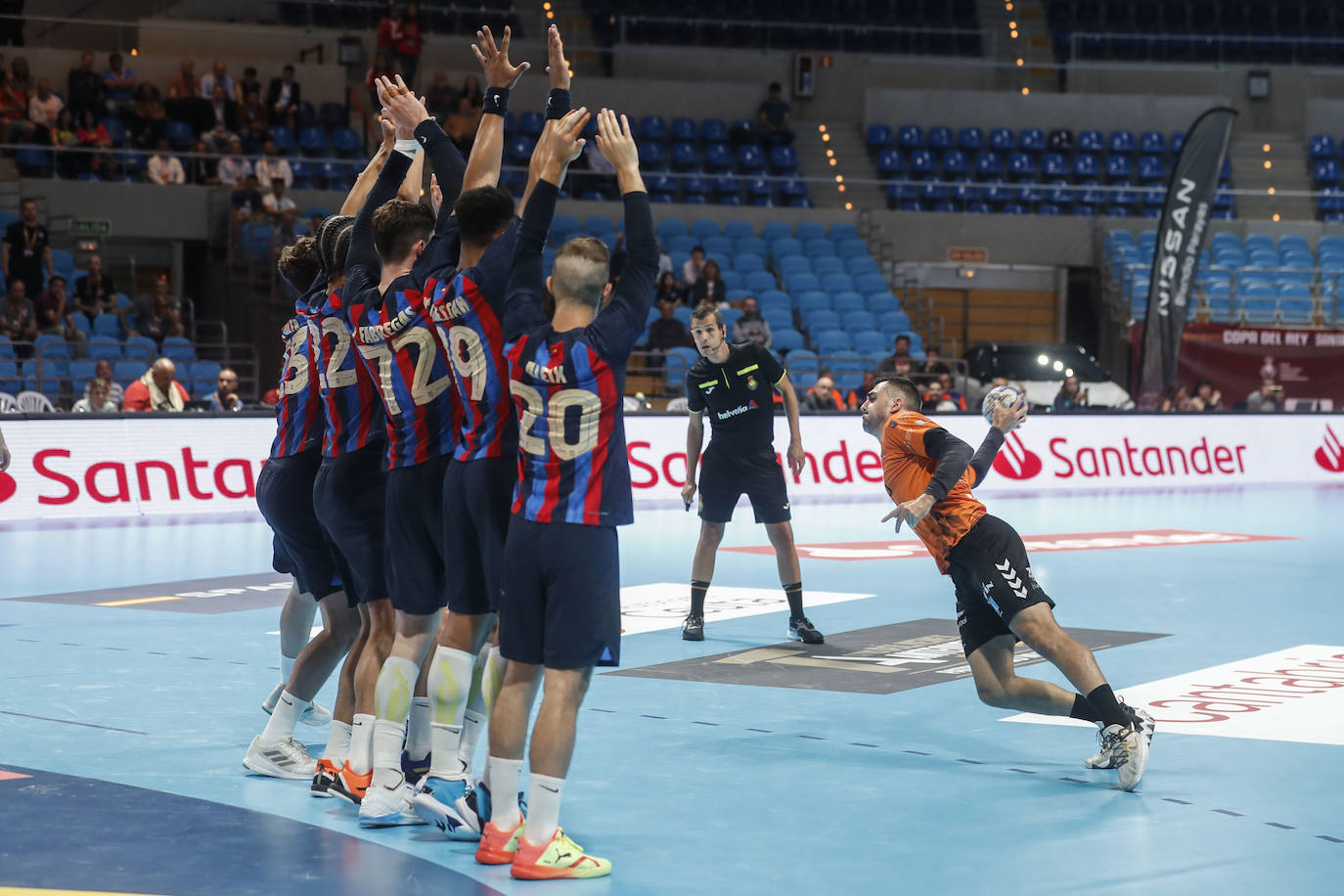 Jorge Prieto lanza una falta ante la barrera blaugrana.