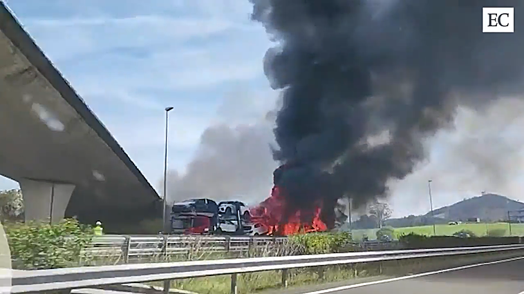 Cortada la A-8 durante dos horas al arder un camión portacoches a la altura de San Vicente