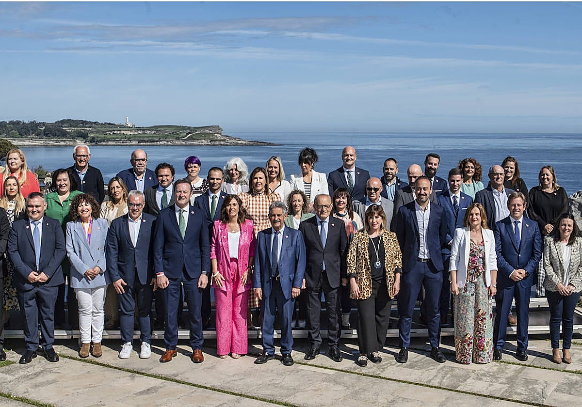 Revilla, en el centro, junto a los integrantes de la lista del PRC al Parlamento regional, durante la foto de familia tomada frente al Palacio de La Magdalena