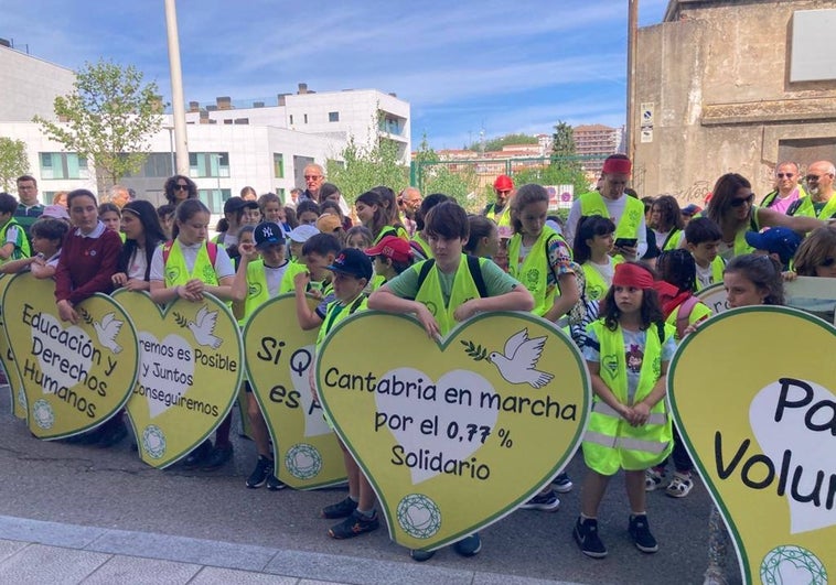 La Marcha Solidaria por el 0,77% recoge 147 toneladas de alimentos en Cantabria