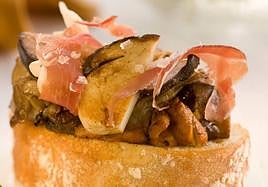 Con el revuelto de setas salteadas con jamón se pueden hacer unas exquisitas tostas de aperitivo.