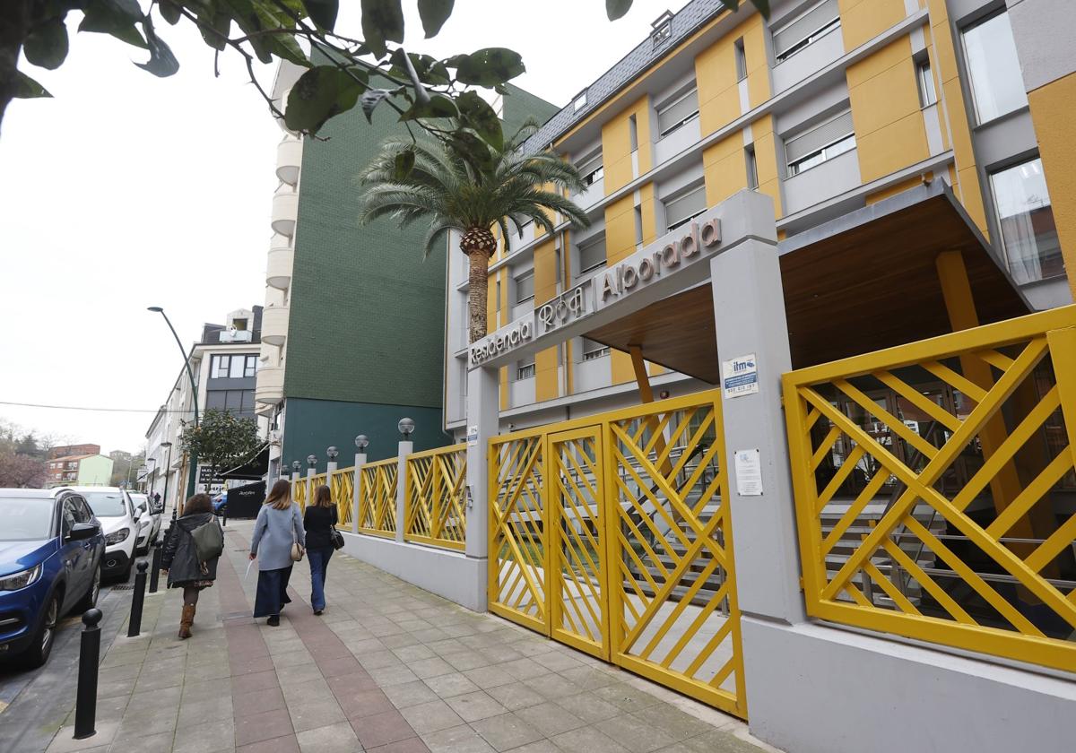 Vecinas caminan frente a la residencia Alborada, en el barrio de La Inmobiliaria (Torrelavega).