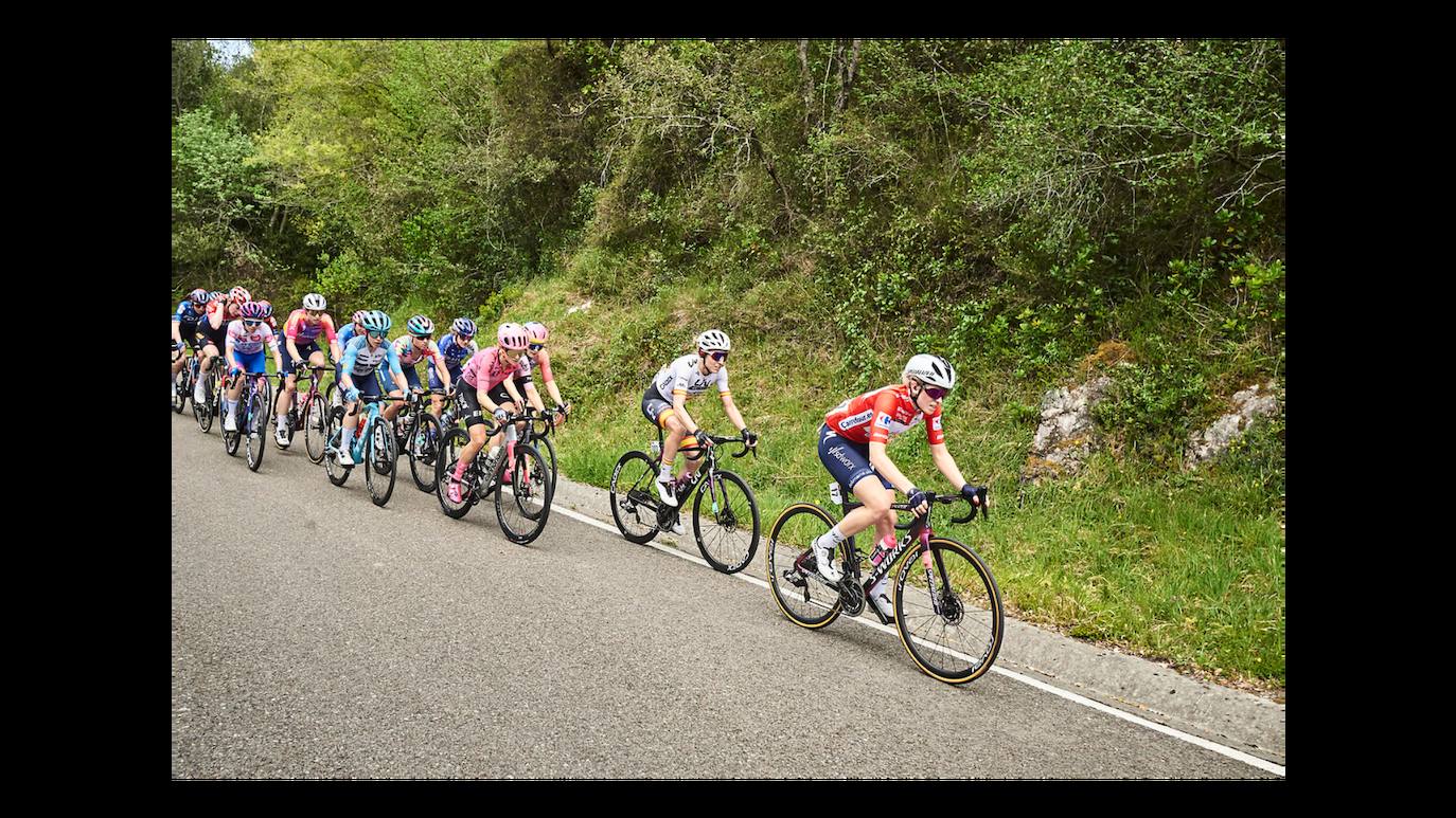 La líder, Annemiek Van Vleuten, en pleno ascenso