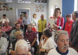 La consejera de Obras Públicas, Jezabel Morán, ayer en la reunión con AMA celebrada en Argoños.