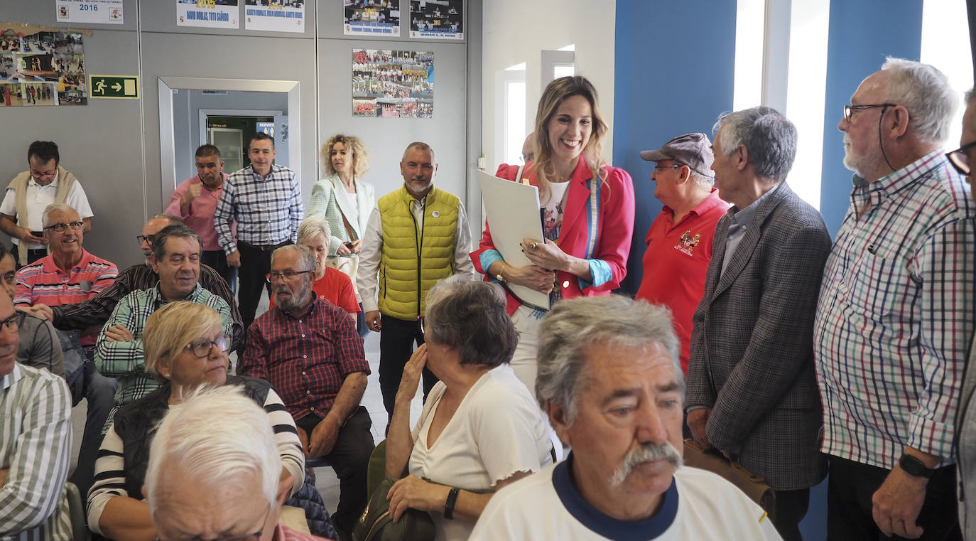 La consejera de Obras Públicas, Jezabel Morán, ayer en la reunión con AMA celebrada en Argoños.