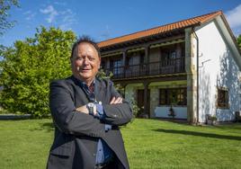 Jesús Blanco, esta semana frente a la Casa Montañesa de Guarnizo, un alojamiento rural con un amplio jardín.