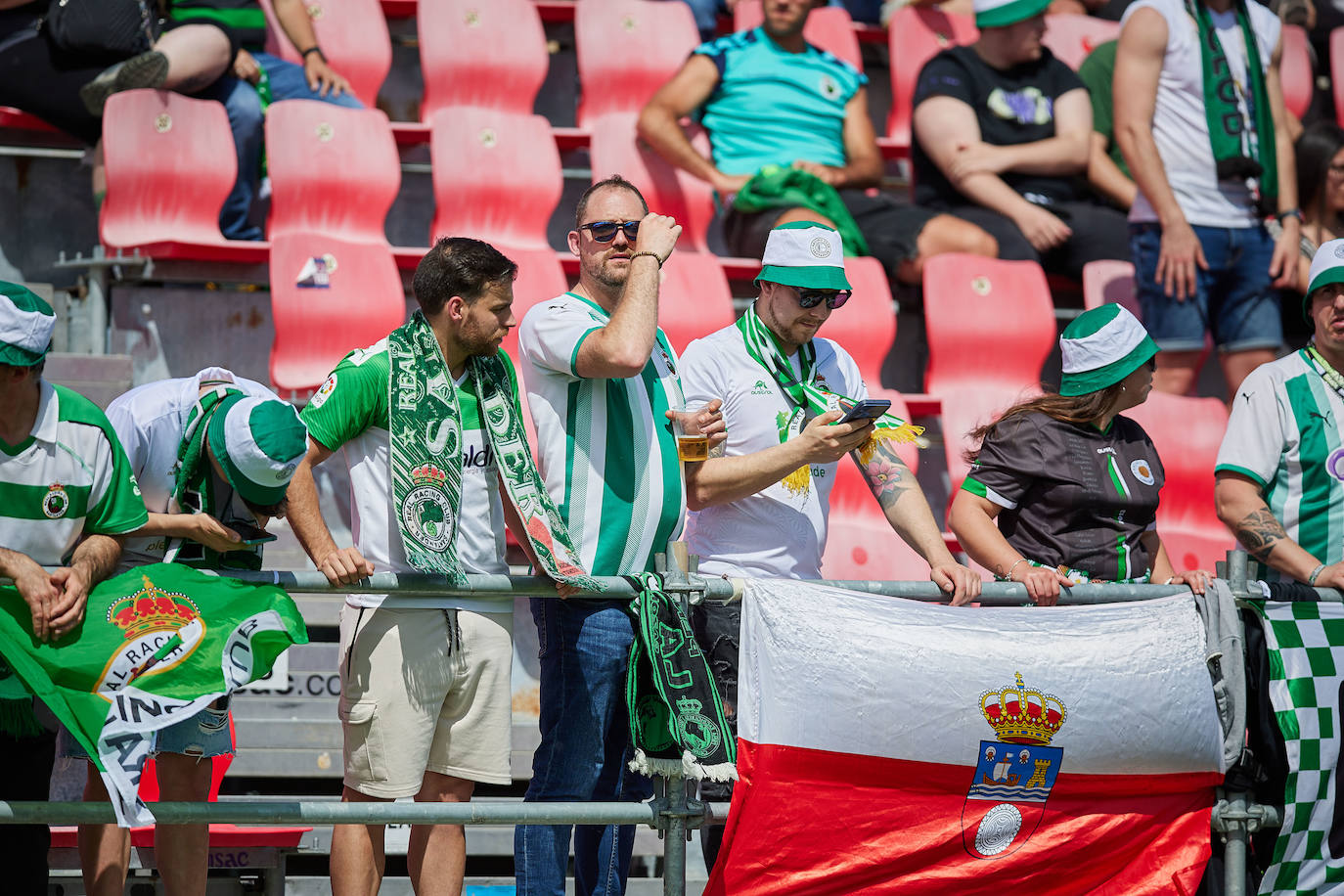 La hinchada cántabra, en el estadio del mirandés. 