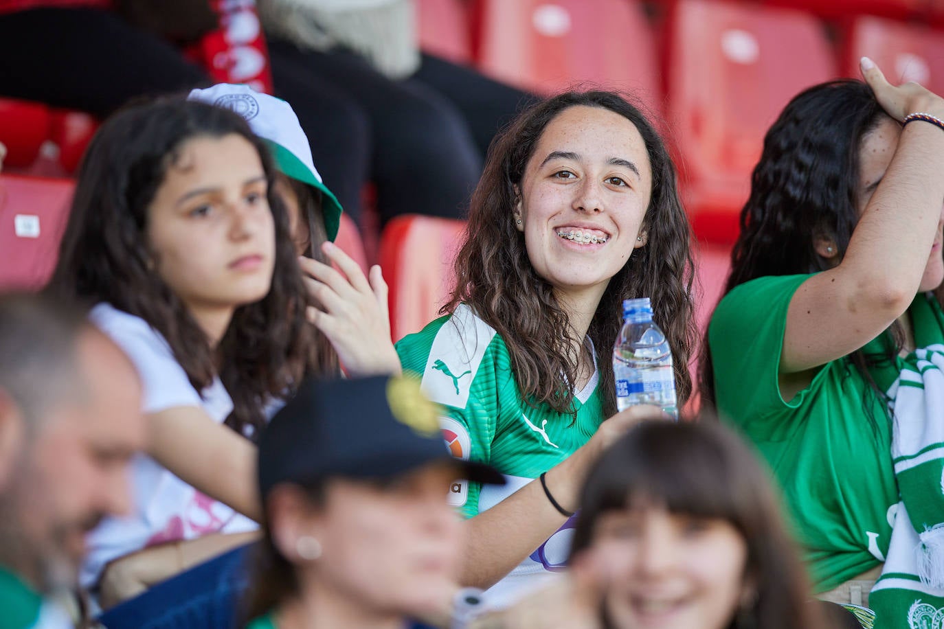 El calor obligó a la afición racinguista a refrescarse. 