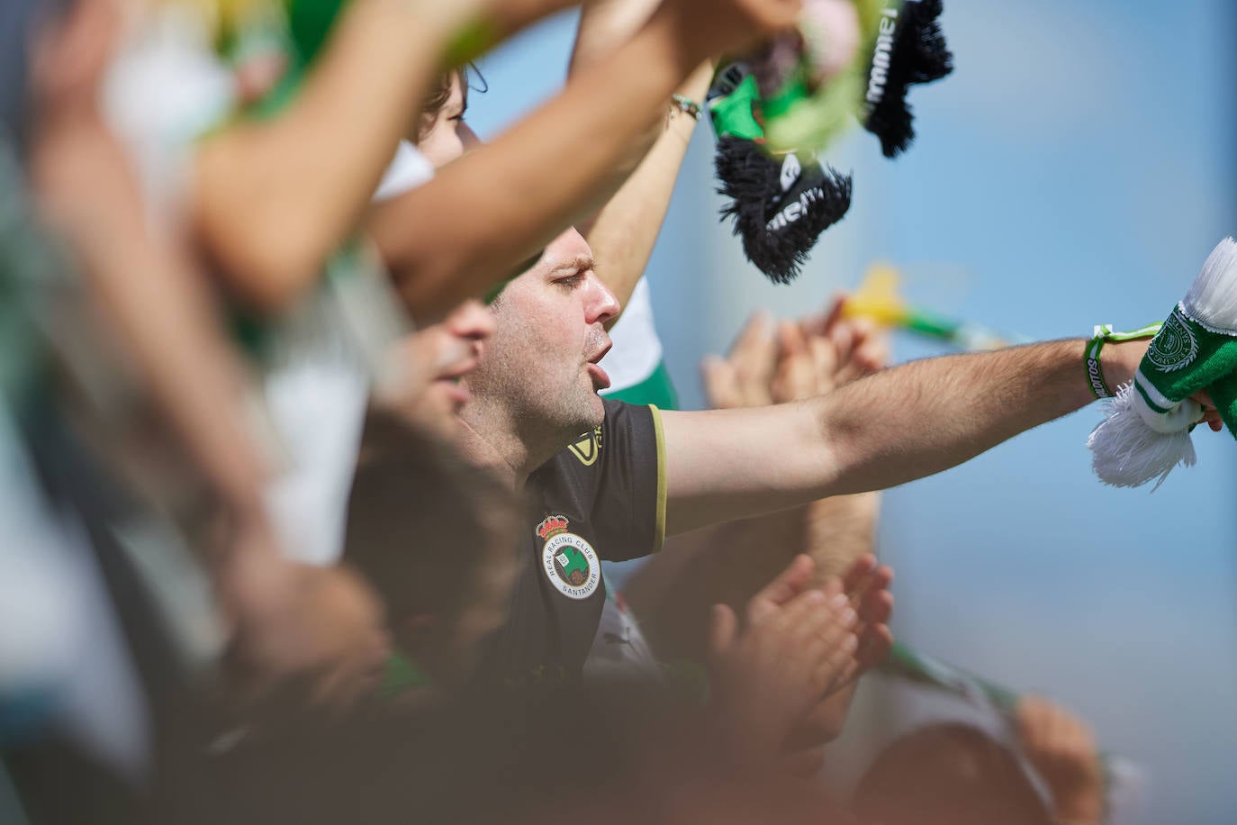 Aficionados verdiblancos animando a su equipo.