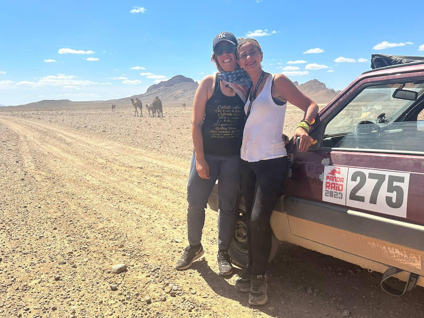 Durante el camino te cruzabas con dromedarios que caminaban por el desierto. Después de las dos etapas más duras, la organización nos confesó que cuando embarcamos en Almería pensaban que no íbamos a pasar de la primera etapa. Ante los buenos resultados que fuimos consiguiendo, daban más mérito al coche que a nosotras.