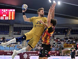 Luka Cindric, central del Barça, busca el disparo mientras Casqueiro, de Ademar, intenta cubrir espacios.