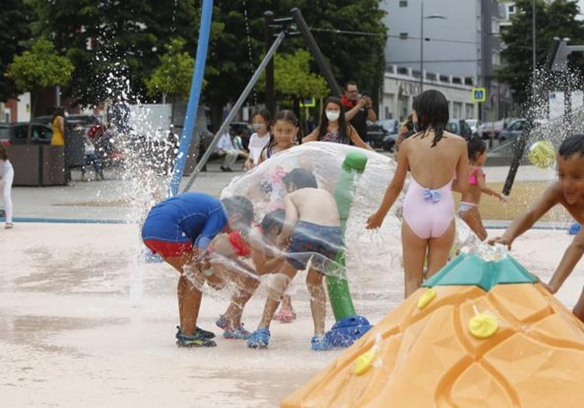 Los primeros niños en disfrutar en 2021 del parque del agua de la plaza de La Llama.