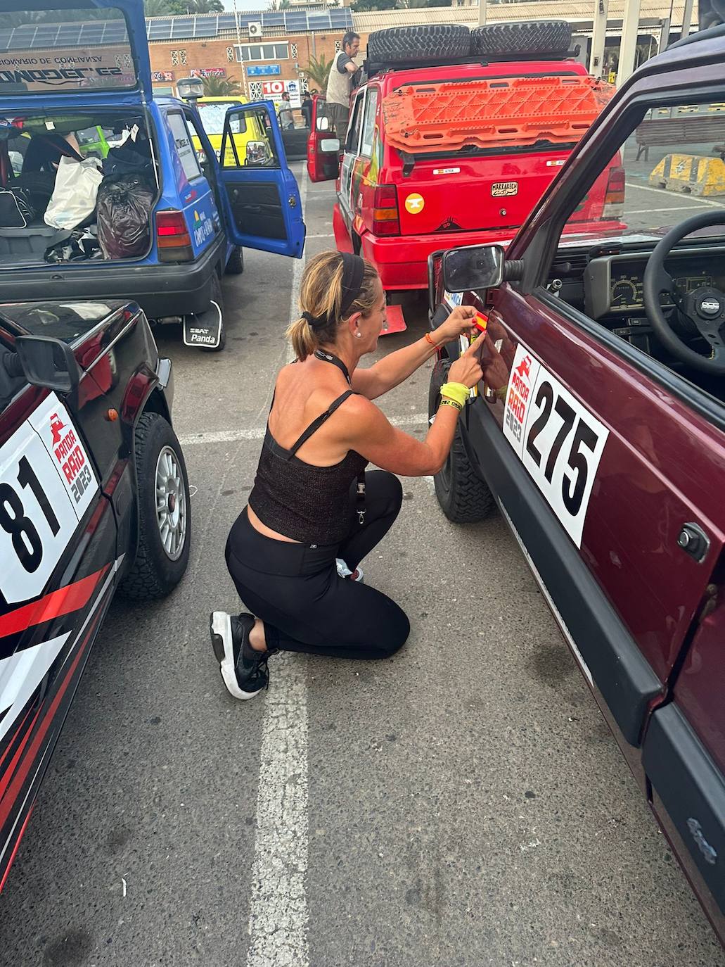 Pusimos pegatinas de España por todo el coche para que quedara claro de dónde éramos. Nos hemos enfrentado a una auténtica aventura. Los participantes tardan todo el año en preparar los coches y la mayoría llevan un piloto o copiloto mecánico y piezas de recambio para solucionar los problemas del coche de manera autónoma. Nosotras, dos días antes de salir de Santander, logramos localizar un taller -Cueto Motor- experto en preparar coches para este tipo de locuras y nos prepararon el coche en tiempo récord. No teníamos ningún conocimiento de mecánica, ni sabíamos cómo cambiar una rueda. 