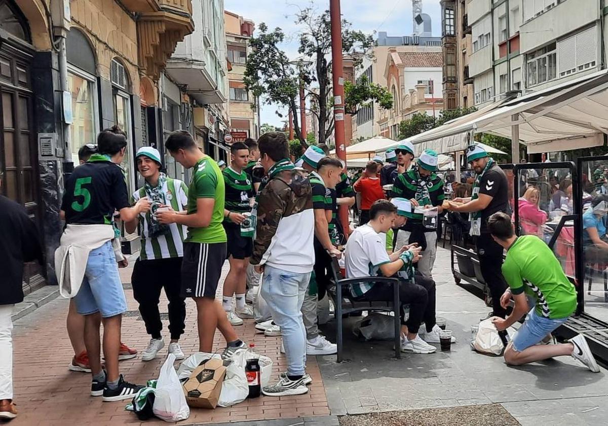 Gran ambiente verdiblanco por las calles de Miranda de Ebro.