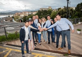 África Álvarez junto a los integrantes de su candidatura.