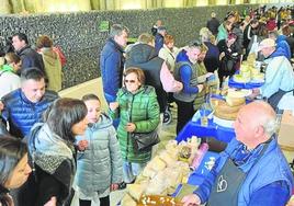 Visitantes en la Feria del Queso que se celebró en marzo.