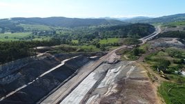 Este es el estado del nuevo tramo entre Sierrapando y Barreda. Ya se intuyen las plataformas donde irán los carriles y algunos de los taludes están más asegurados.