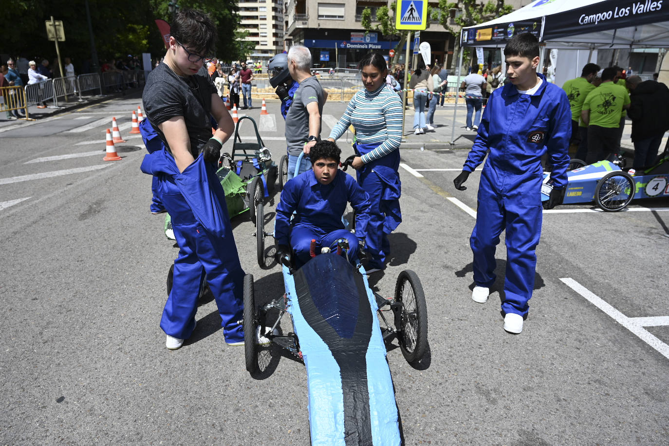 Todos los equipos han afincado sus 'garajes' y han preparado sus bólidos a unos metros del circuito, en la calle Maestro Mediavilla.