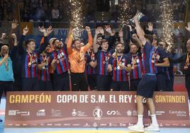 Los jugadores del Barça celebran el título de Copa del Rey conseguido en Santander.