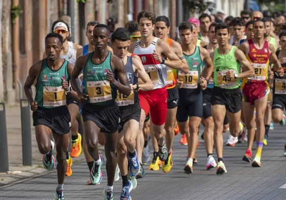 Rodrigue Kwizera (3) y Thiery Ndikumwenayo lideran el grupo en los primeros kilómetros de ayer.