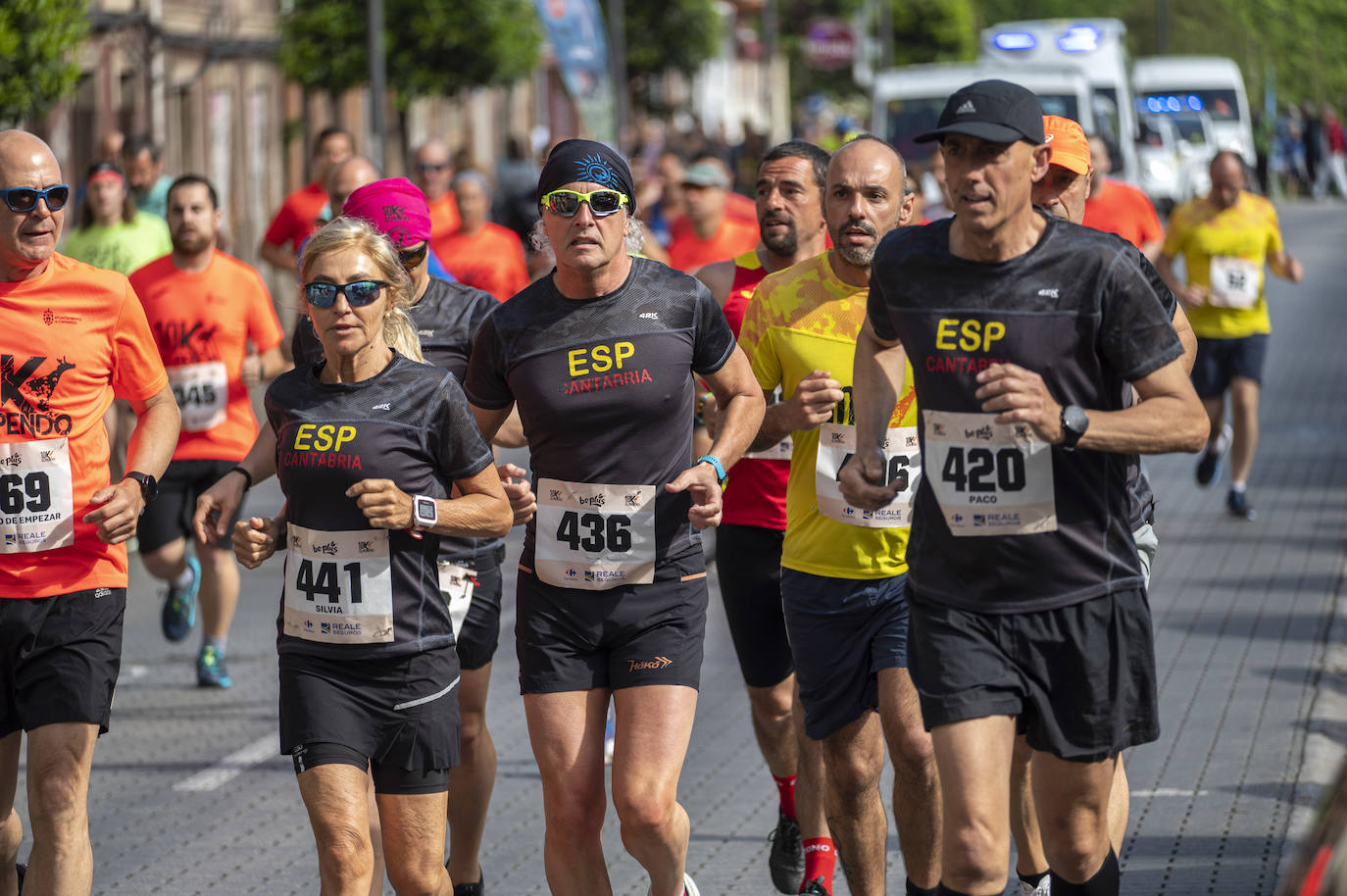 Un grupo de atletas, en pleno esfuerzo durante la carrera.