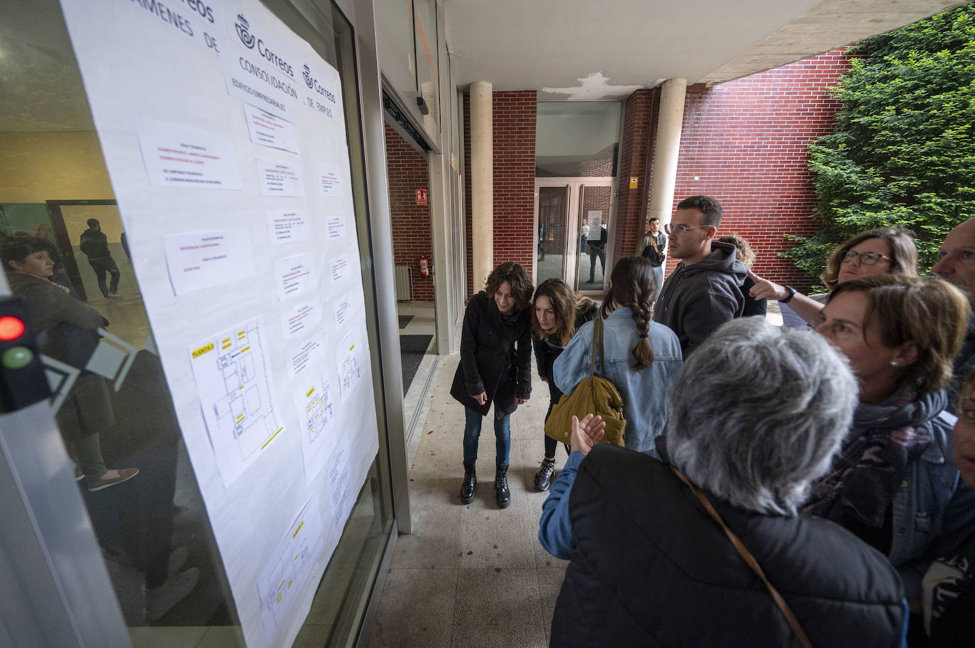 Los aspirantes revisan que su nombre aparezca en las listas y dónde realizan la prueba. 