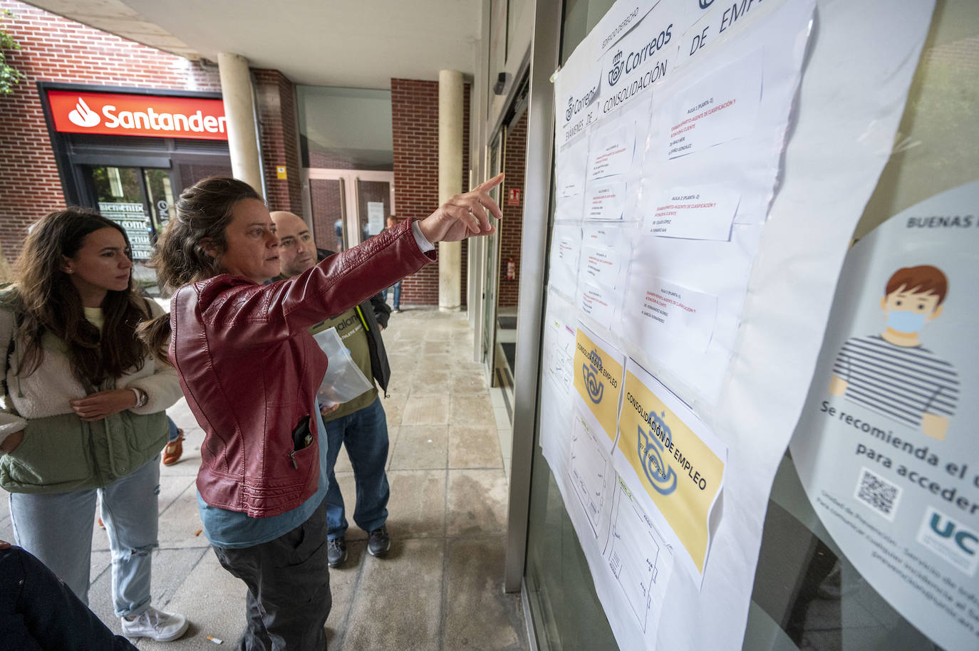 Minutos antes de comenzar el llamamiento de aspirantes, el nerviosismo reinó en las facultades de Derecho y Económicas de la Universidad de Cantabria.