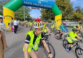 El día de la Bicicleta contó en Bezana con la participación de más de 300 personas.