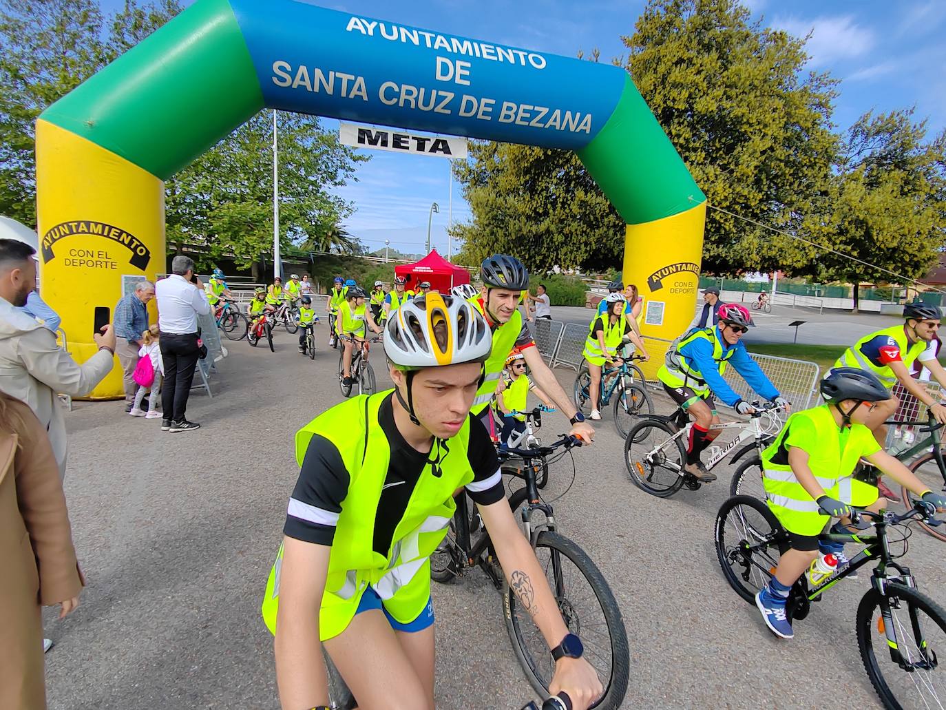 Jóvenes y adultos formaron parte del pelotón 