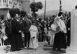 Foto antigua de la inauguración de la estatua de San Juan Bautista en el Colegio La Salle, hace medio siglo.