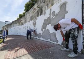 Néstor del Barrio, director de la empresa UUUUU Estudio, preparando junto a otro empleado el mural para ser pintado.