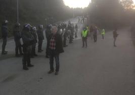 Policía y trabajadores en la entrada a la planta de Meruelo, este lunes a primera hora de la mañana.