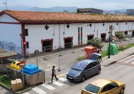 Como paso previo al derribo se están retirando materiales y se ha instalado una valla de protección.