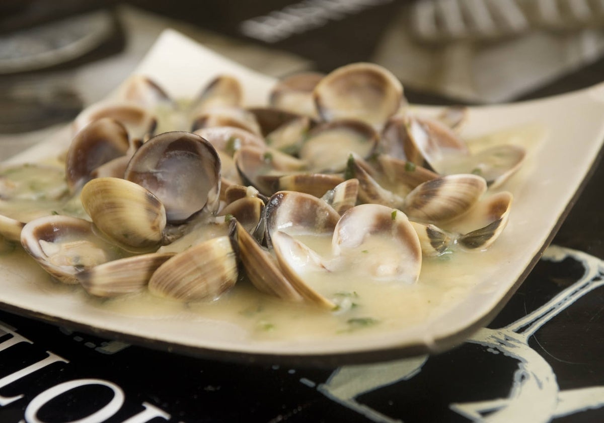 Almejas en salsa verde y a la sartén.