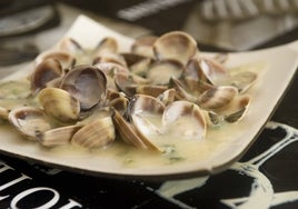 Almejas en salsa verde y a la sartén.