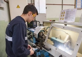 Un alumno de Formación Profesional del IES Montesclaros (Reinosa) practica con el torno.