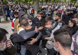 Los padres de Mario Fuentes reciben el cariño de los amigos de su hijo en una concentración en Colindres.