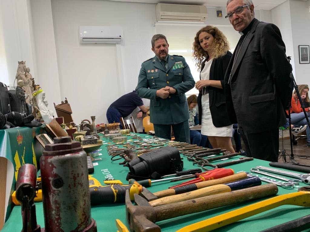 La delegada del Gobierno, Ainoa Quiñones, junto al Obispo de Santander, Manuel Sánchez Monge, ante los objetos incautados.