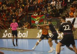 En el Trueba. Fabri Casanova controla el balón ante Óscar García en el partido de la primera vuelta.