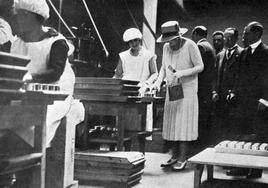 La Reina doña Victoria en la sala de llenado de botes viendo trabajar a las obreras de la fábrica de la Sociedad Lechera.