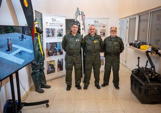 Agentes de la unidad especializada Tedax de la Guardia Civil en la presentación de la exposición del 50 aniversario.